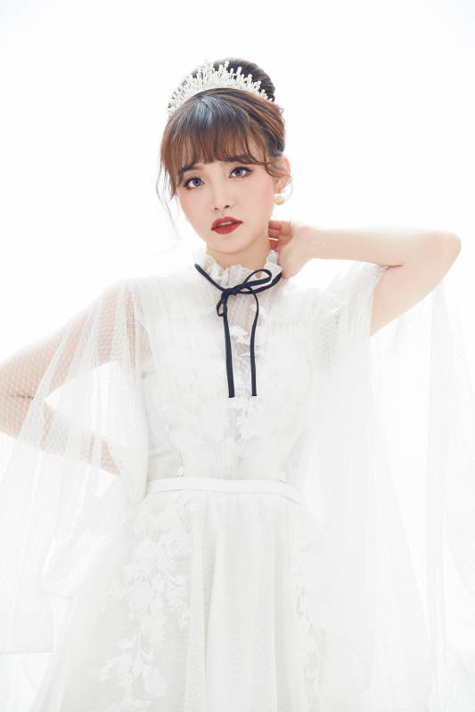 仿妆奥黛丽赫本风格妆容服饰的亚洲少女图片