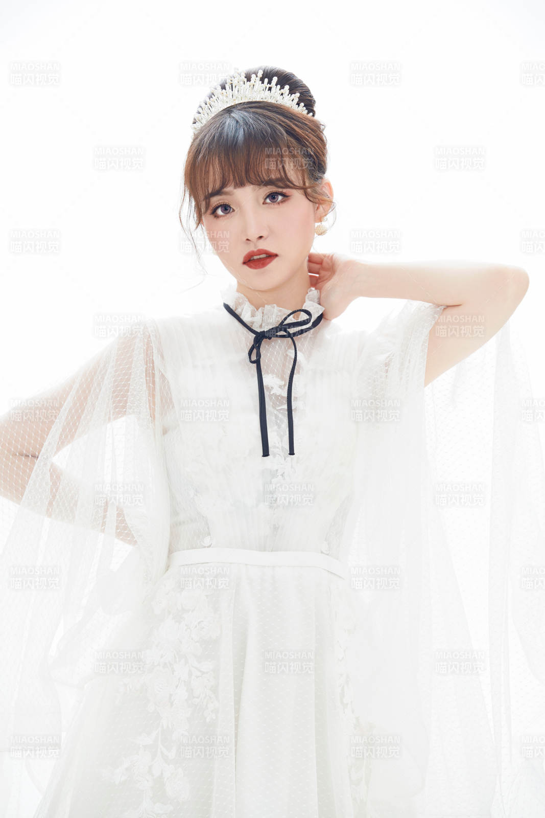 仿妆奥黛丽赫本风格妆容服饰的亚洲少女图片