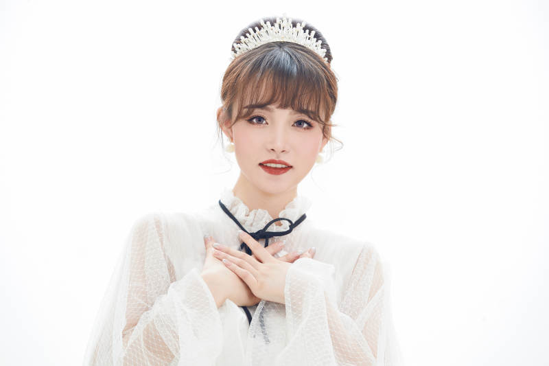 仿妆奥黛丽赫本风格妆容服饰的亚洲少女图片