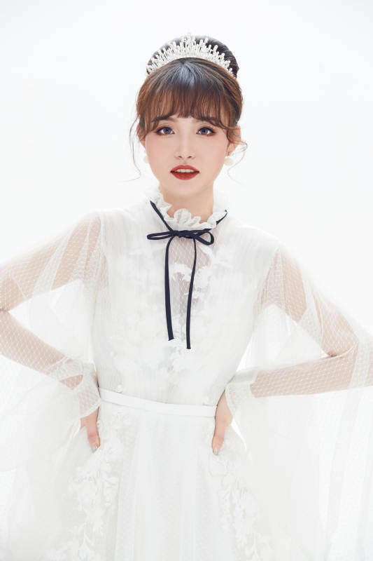 仿妆奥黛丽赫本风格妆容服饰的亚洲少女图片