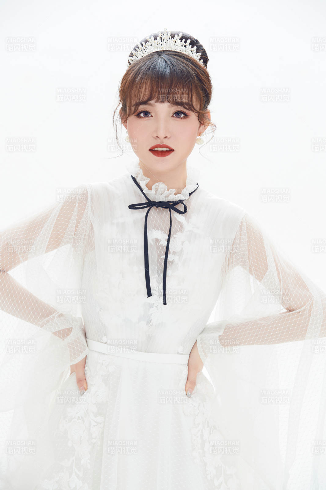 仿妆奥黛丽赫本风格妆容服饰的亚洲少女图片