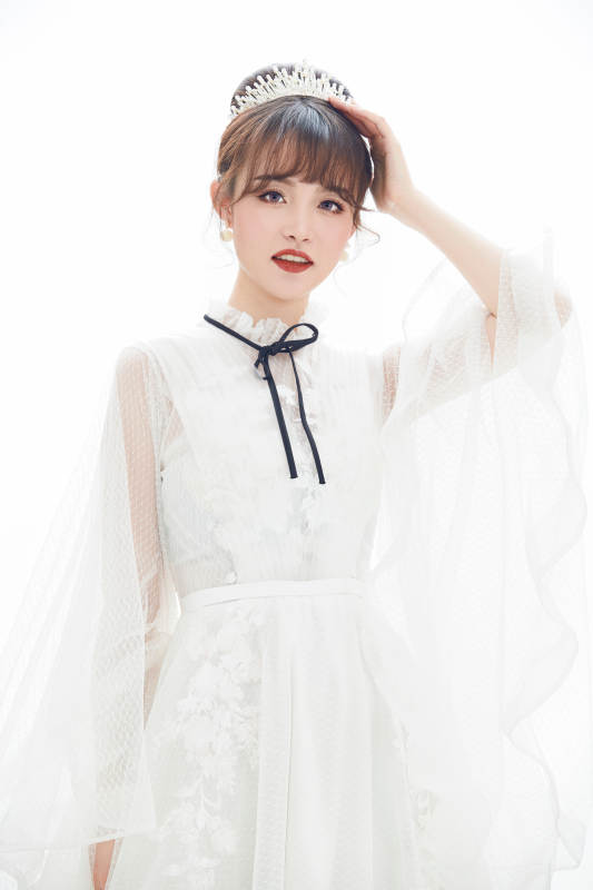 仿妆奥黛丽赫本风格妆容服饰的亚洲少女图片