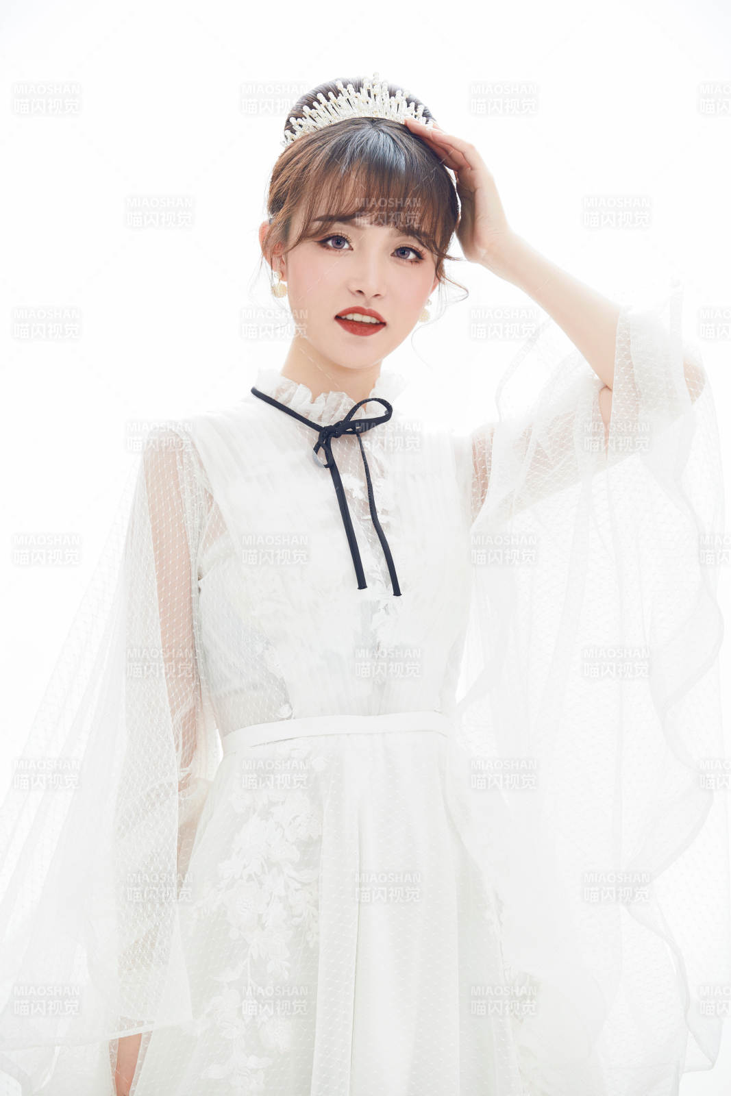 仿妆奥黛丽赫本风格妆容服饰的亚洲少女图片