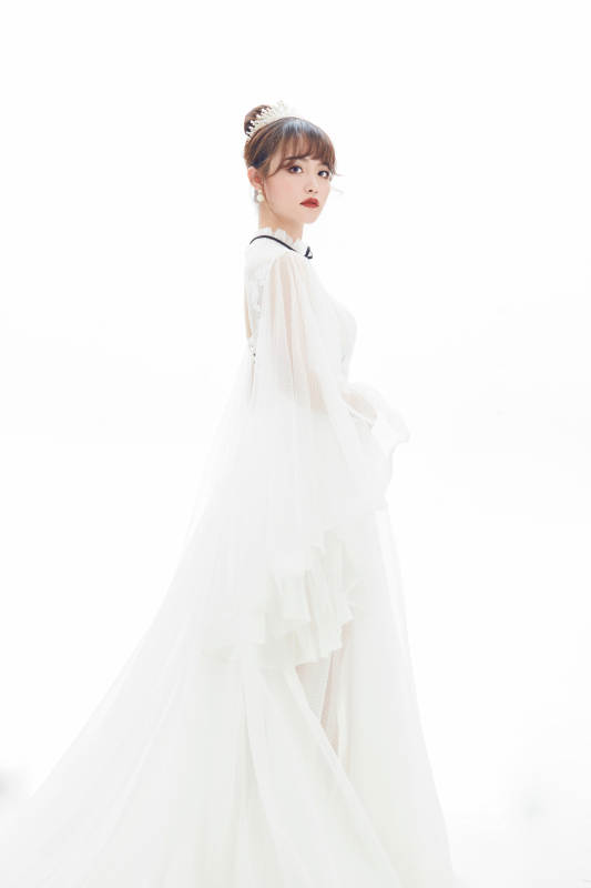 仿妆奥黛丽赫本风格妆容服饰的亚洲少女图片