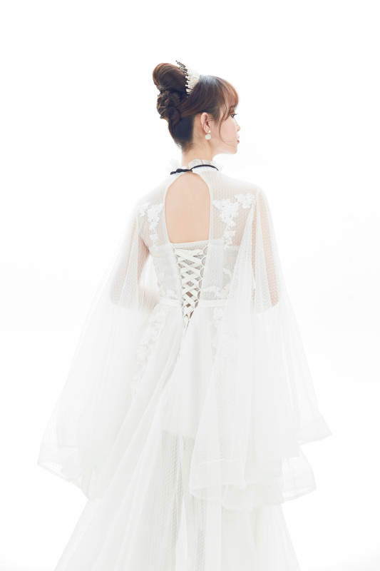 仿妆奥黛丽赫本风格妆容服饰的亚洲少女图片