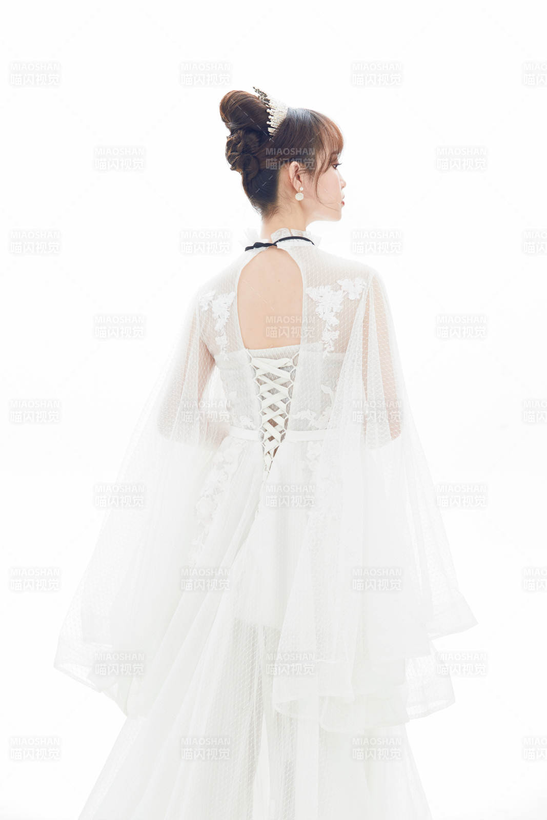 仿妆奥黛丽赫本风格妆容服饰的亚洲少女图片