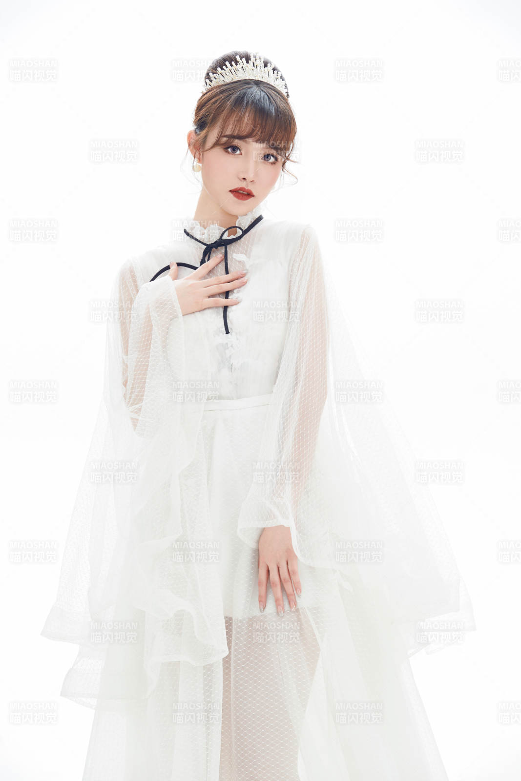 仿妆奥黛丽赫本风格妆容服饰的亚洲少女图片