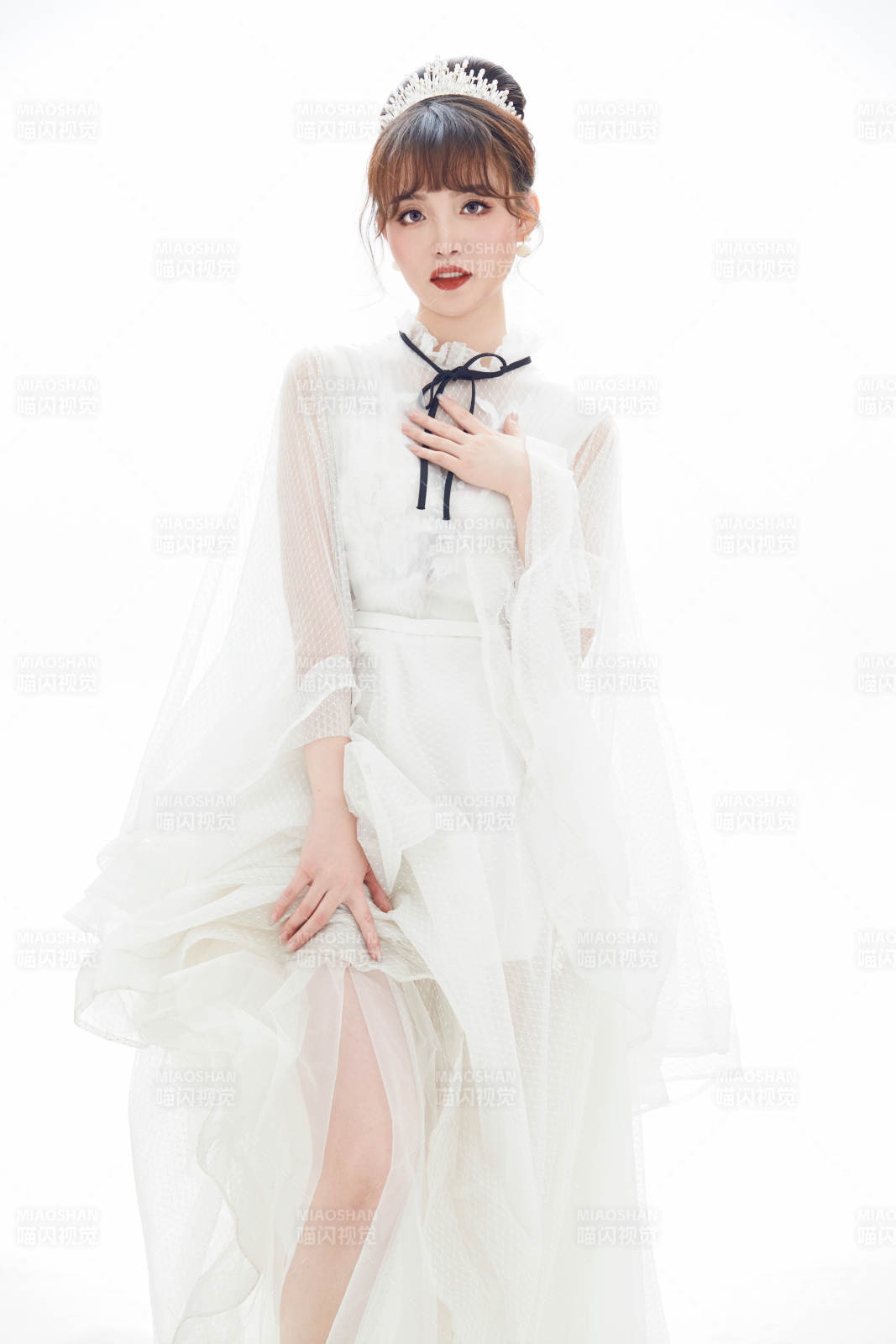 仿妆奥黛丽赫本风格妆容服饰的亚洲少女图片