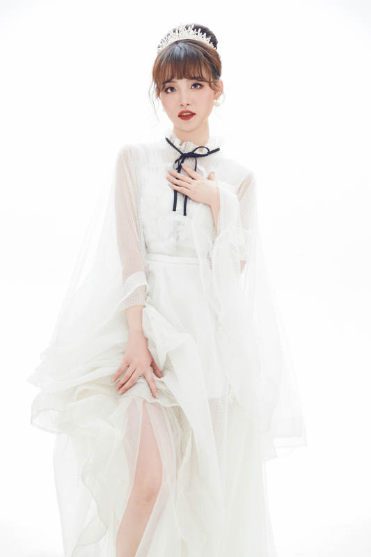 仿妆奥黛丽赫本风格妆容服饰的亚洲少女图片