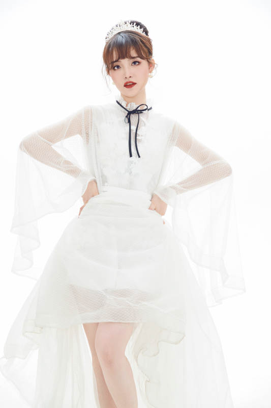 仿妆奥黛丽赫本风格妆容服饰的亚洲少女图片