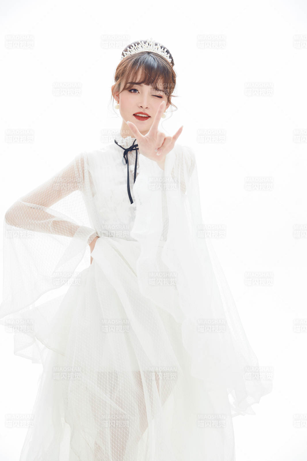 仿妆奥黛丽赫本风格妆容服饰的亚洲少女图片