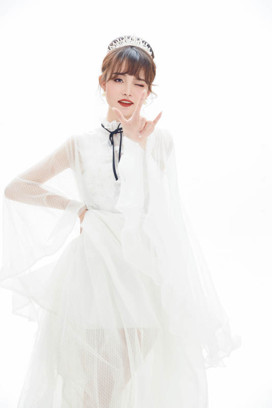 仿妆奥黛丽赫本风格妆容服饰的亚洲少女图片