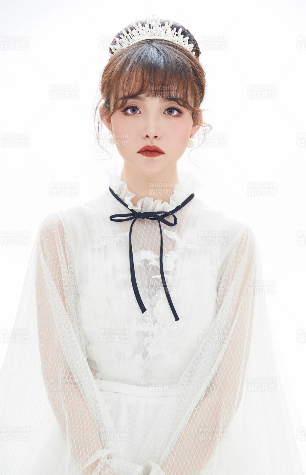 仿妆奥黛丽赫本风格妆容服饰的亚洲少女图片