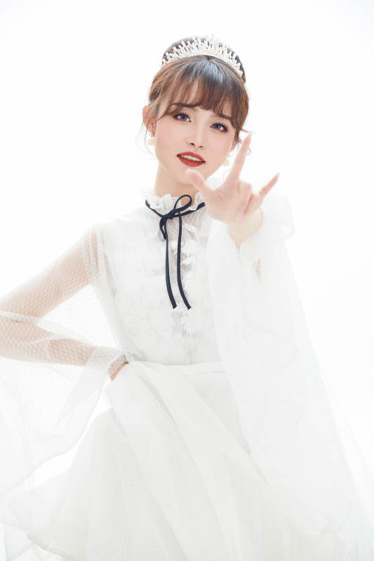 仿妆奥黛丽赫本风格妆容服饰的亚洲少女图片