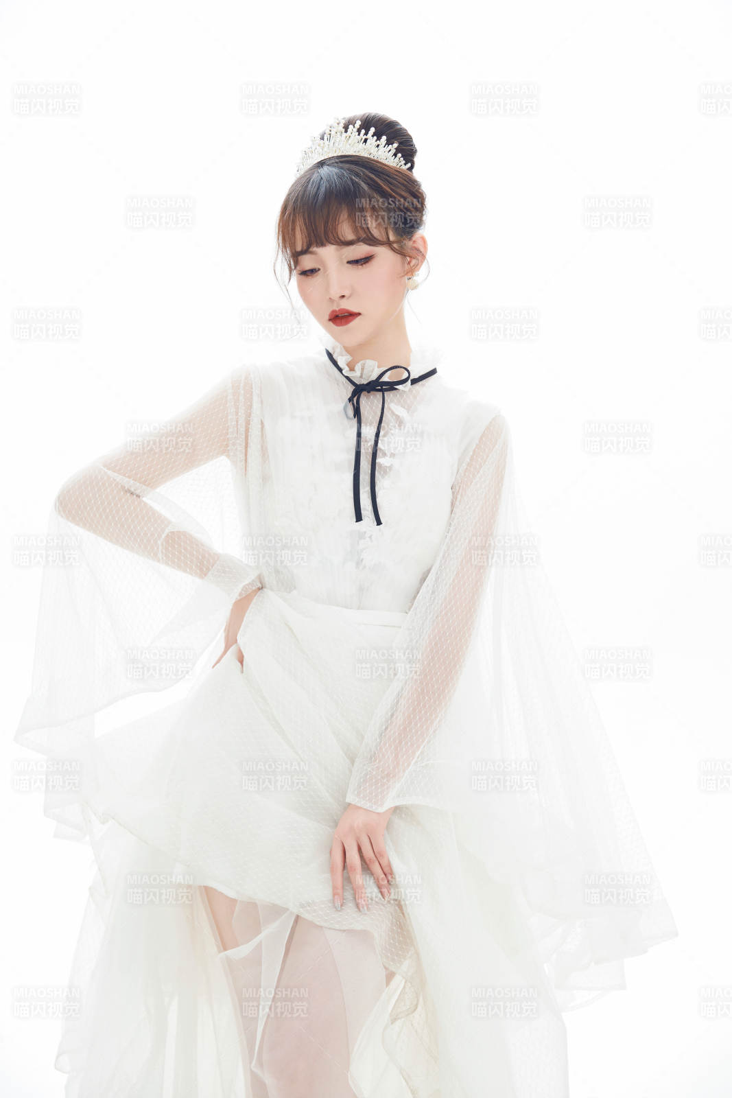 仿妆奥黛丽赫本风格妆容服饰的亚洲少女图片