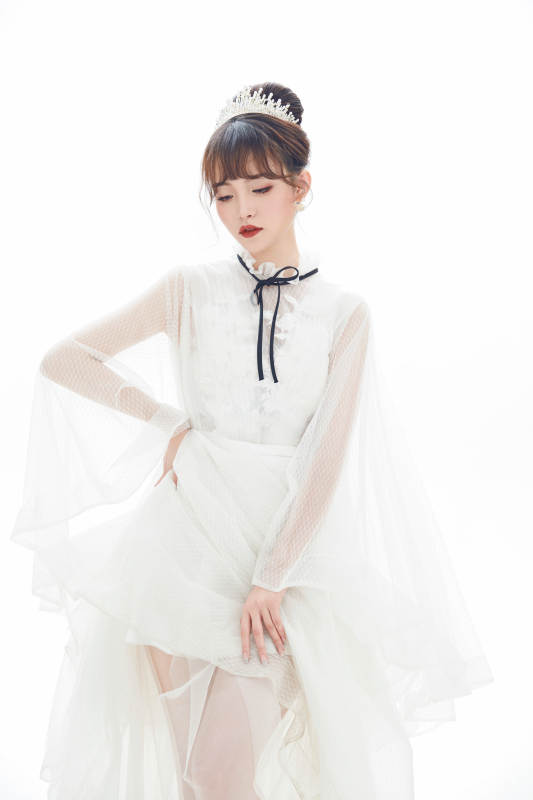 仿妆奥黛丽赫本风格妆容服饰的亚洲少女图片