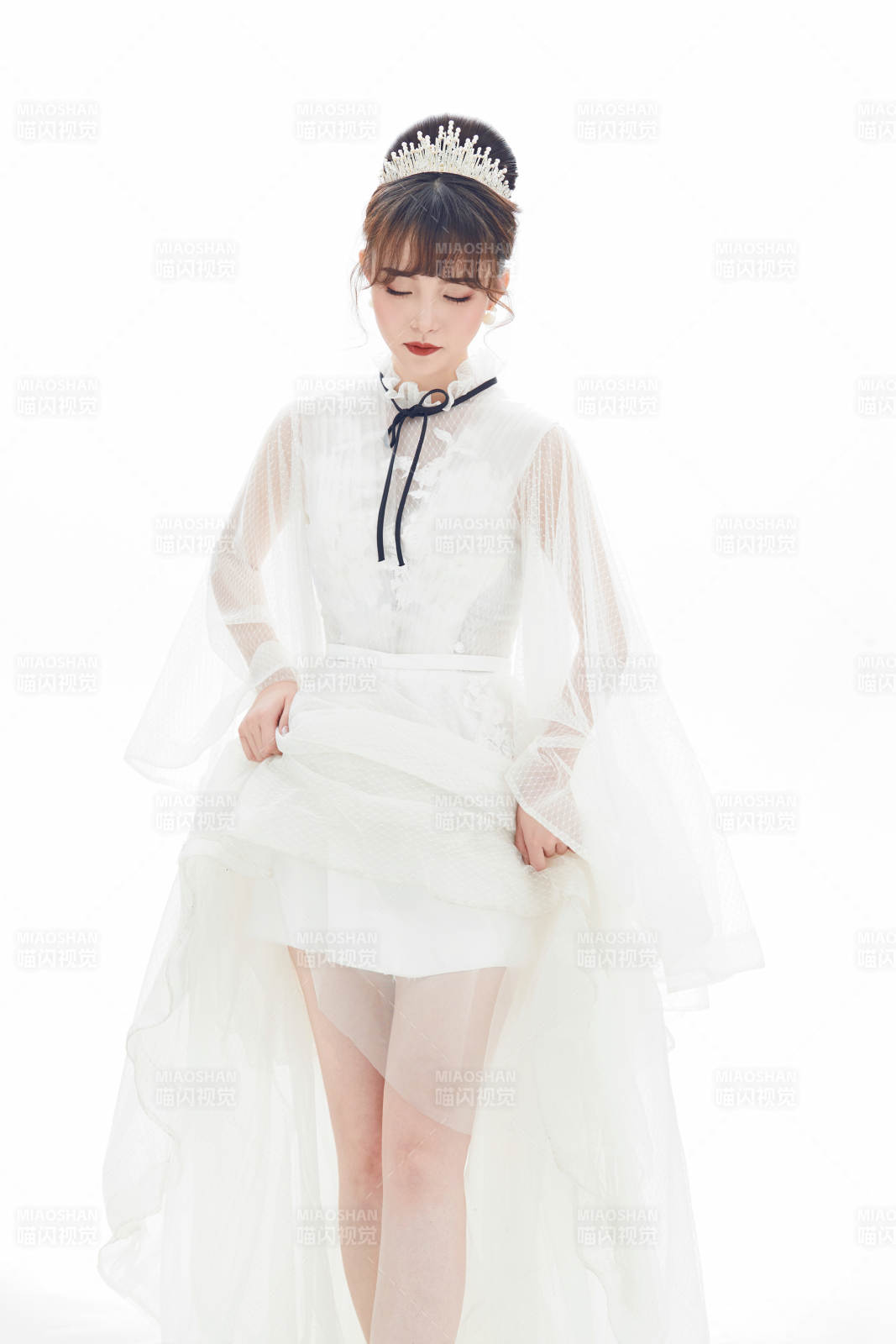 仿妆奥黛丽赫本风格妆容服饰的亚洲少女图片