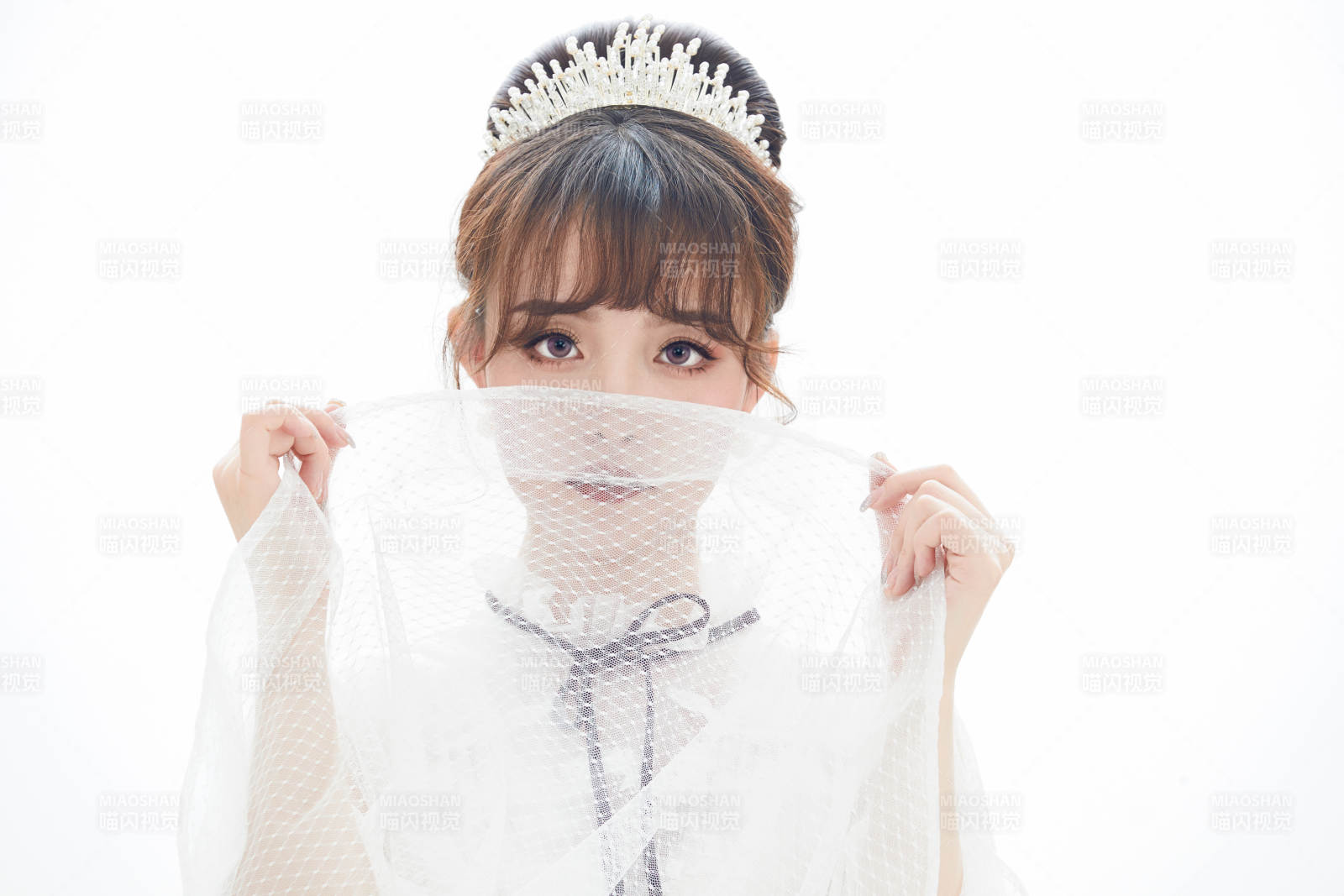 仿妆奥黛丽赫本风格妆容服饰的亚洲少女图片