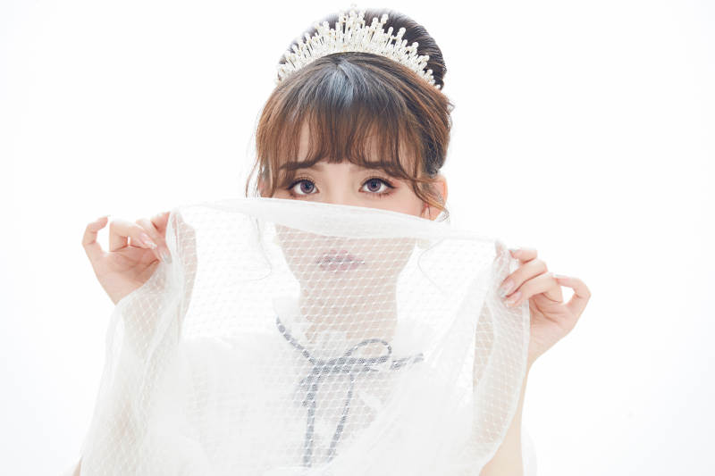 仿妆奥黛丽赫本风格妆容服饰的亚洲少女图片