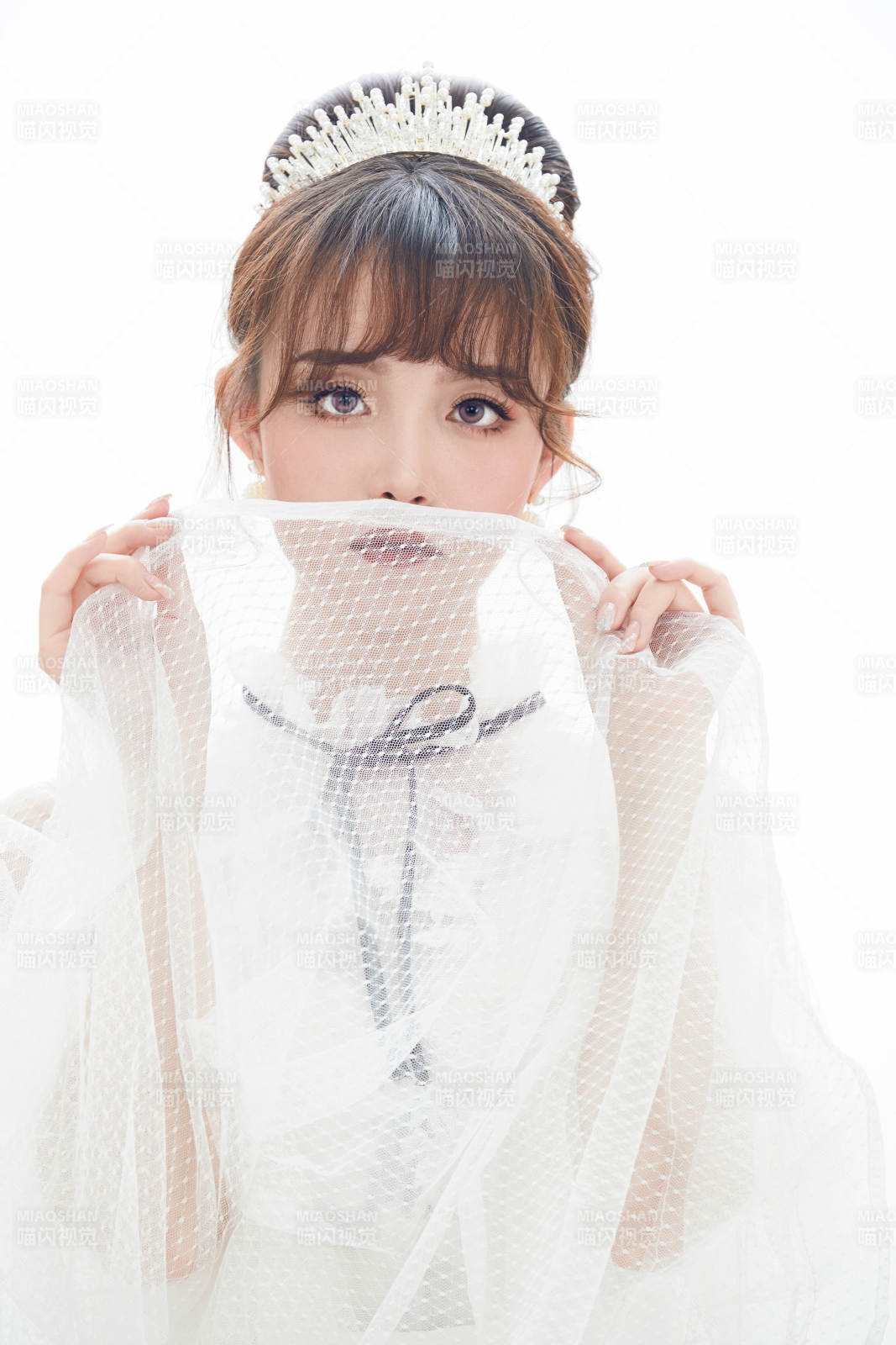 仿妆奥黛丽赫本风格妆容服饰的亚洲少女图片