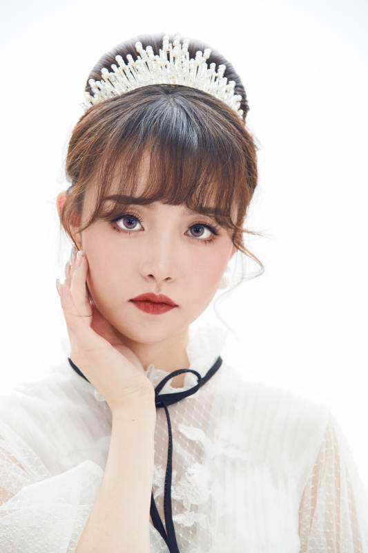 仿妆奥黛丽赫本风格妆容服饰的亚洲少女图片