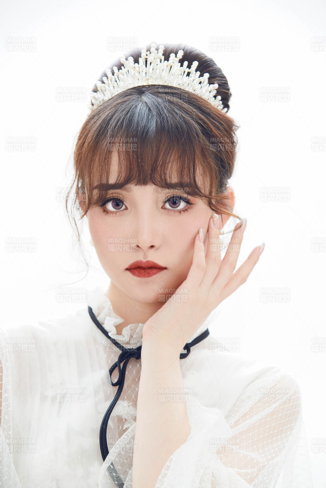 仿妆奥黛丽赫本风格妆容服饰的亚洲少女图片