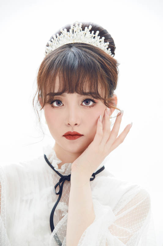 仿妆奥黛丽赫本风格妆容服饰的亚洲少女图片