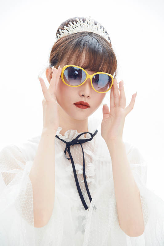 仿妆奥黛丽赫本风格妆容服饰的亚洲少女图片