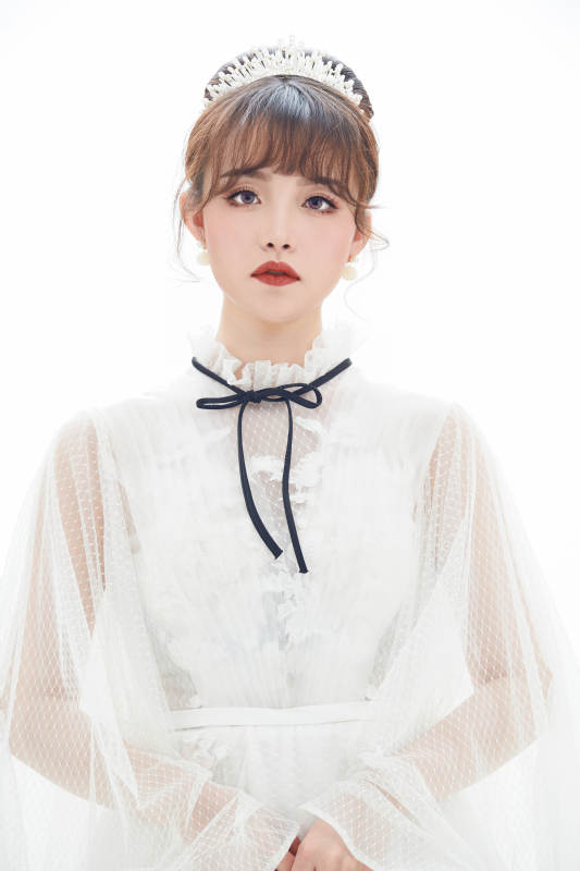 仿妆奥黛丽赫本风格妆容服饰的亚洲少女图片