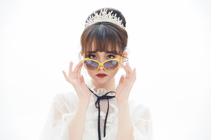 仿妆奥黛丽赫本风格妆容服饰的亚洲少女图片