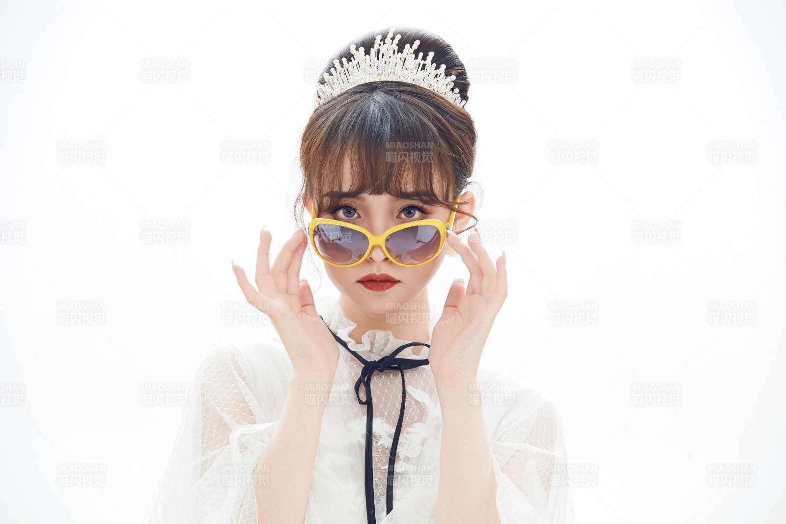 仿妆奥黛丽赫本风格妆容服饰的亚洲少女图片