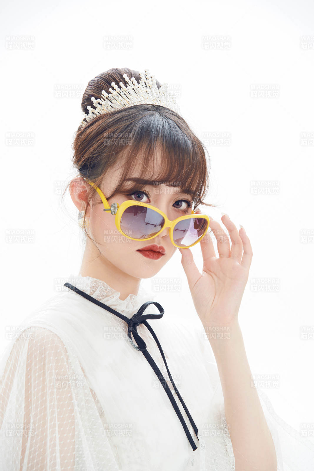 仿妆奥黛丽赫本风格妆容服饰的亚洲少女图片