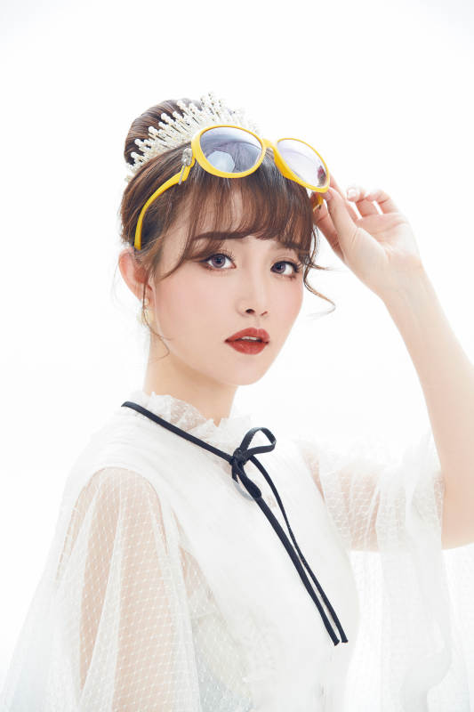 仿妆奥黛丽赫本风格妆容服饰的亚洲少女图片