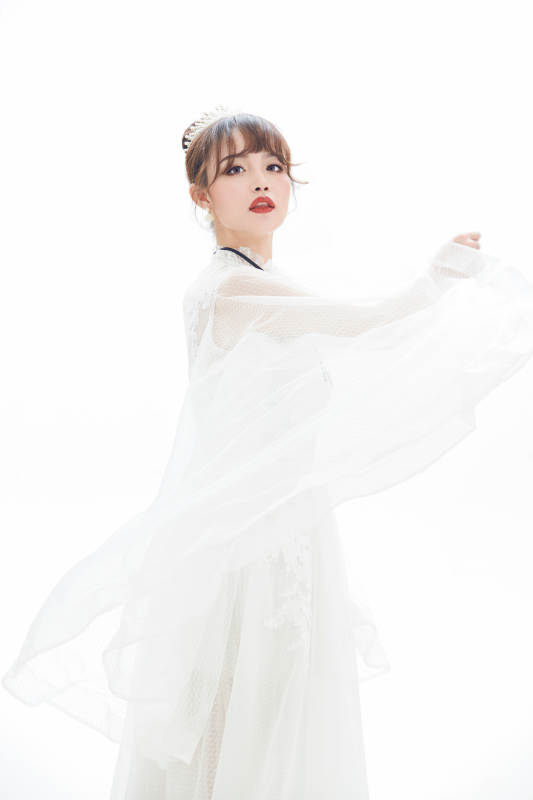 仿妆奥黛丽赫本风格妆容服饰的亚洲少女图片