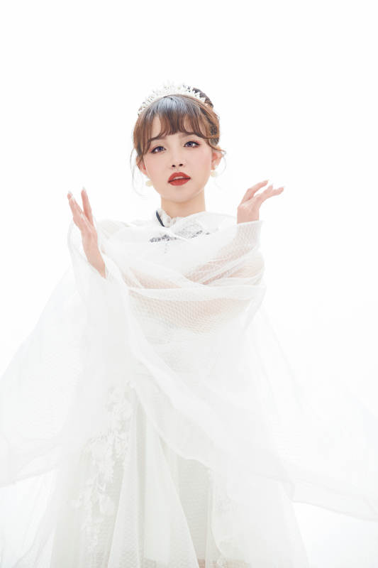 仿妆奥黛丽赫本风格妆容服饰的亚洲少女图片