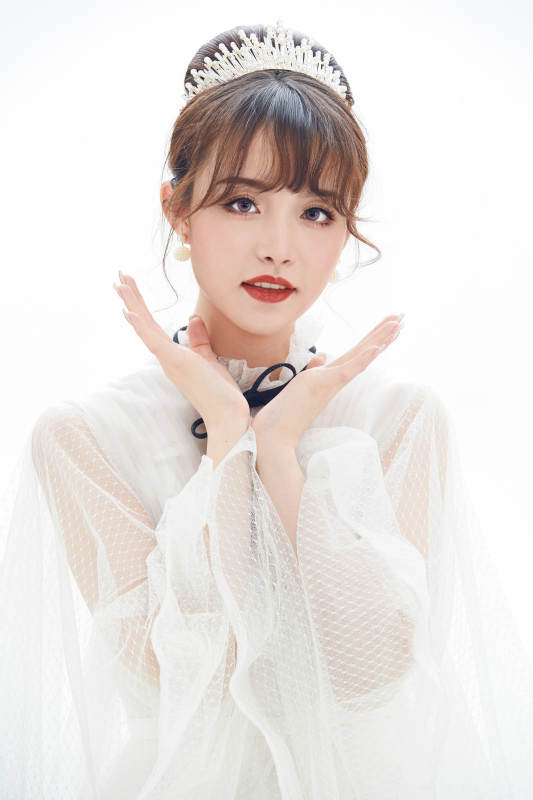 仿妆奥黛丽赫本风格妆容服饰的亚洲少女图片