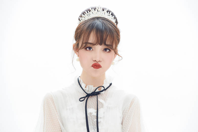 仿妆奥黛丽赫本风格妆容服饰的亚洲少女图片