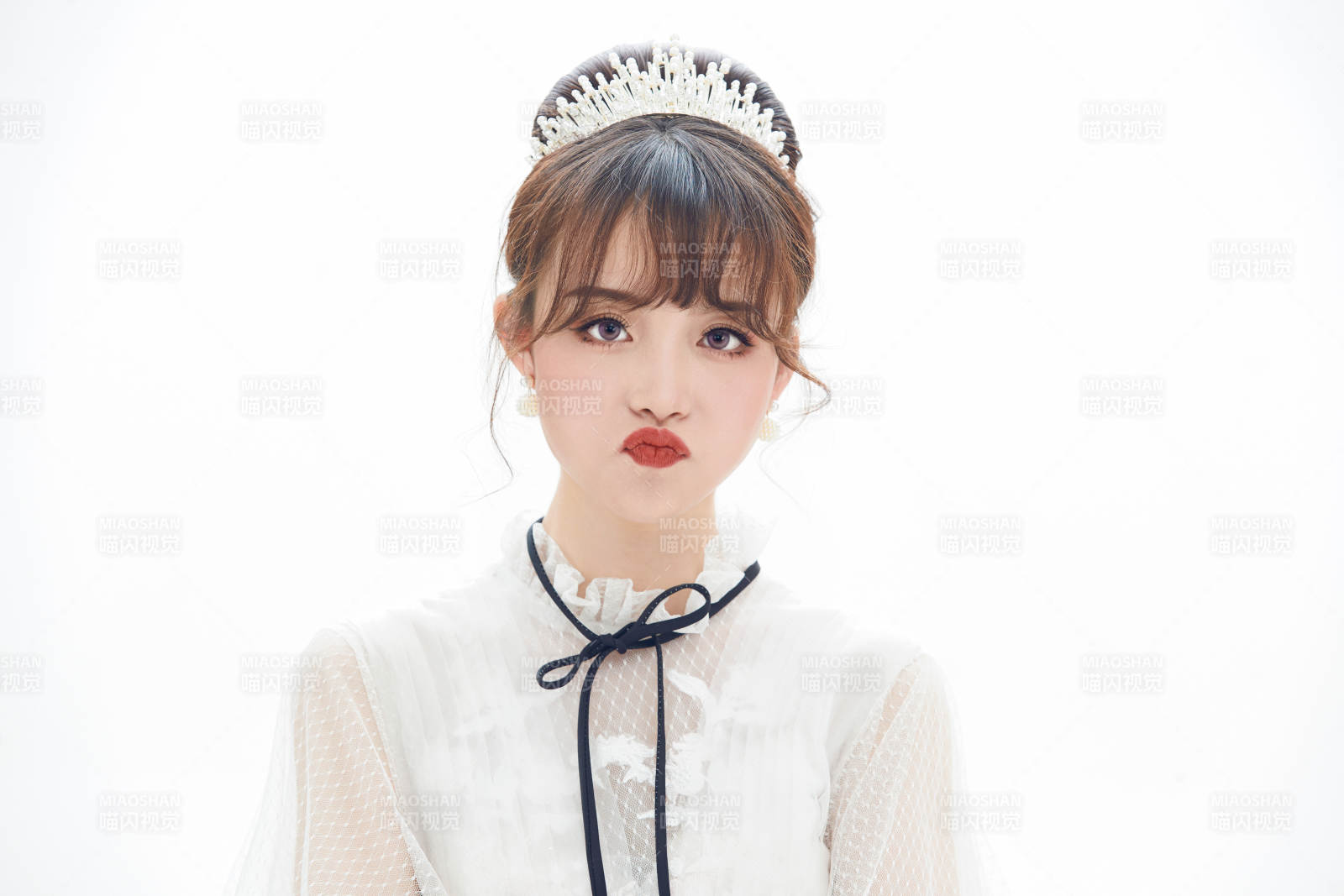 仿妆奥黛丽赫本风格妆容服饰的亚洲少女图片