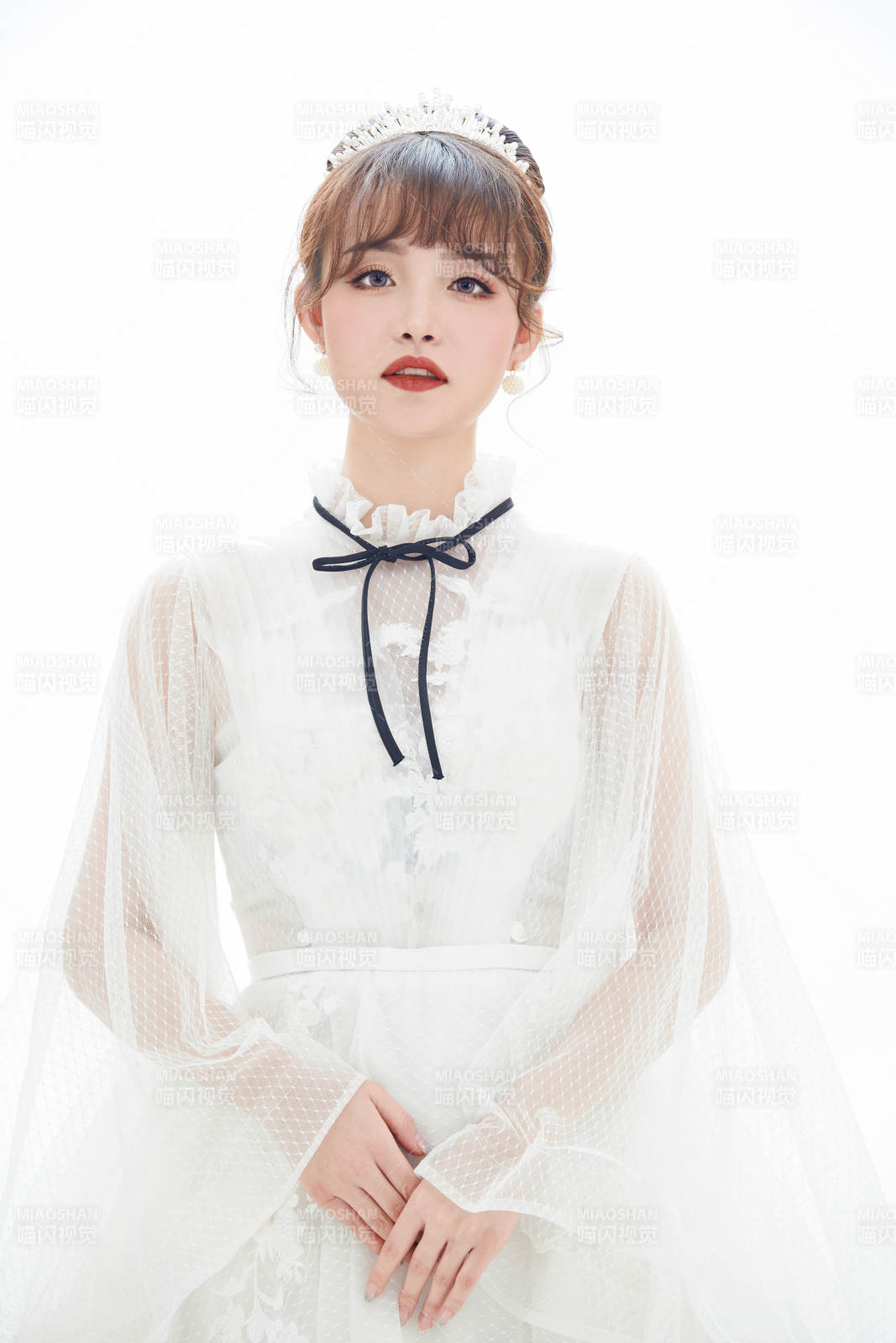 仿妆奥黛丽赫本风格妆容服饰的亚洲少女图片