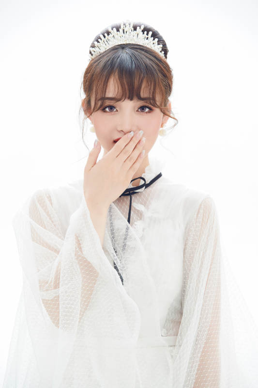 仿妆奥黛丽赫本风格妆容服饰的亚洲少女图片