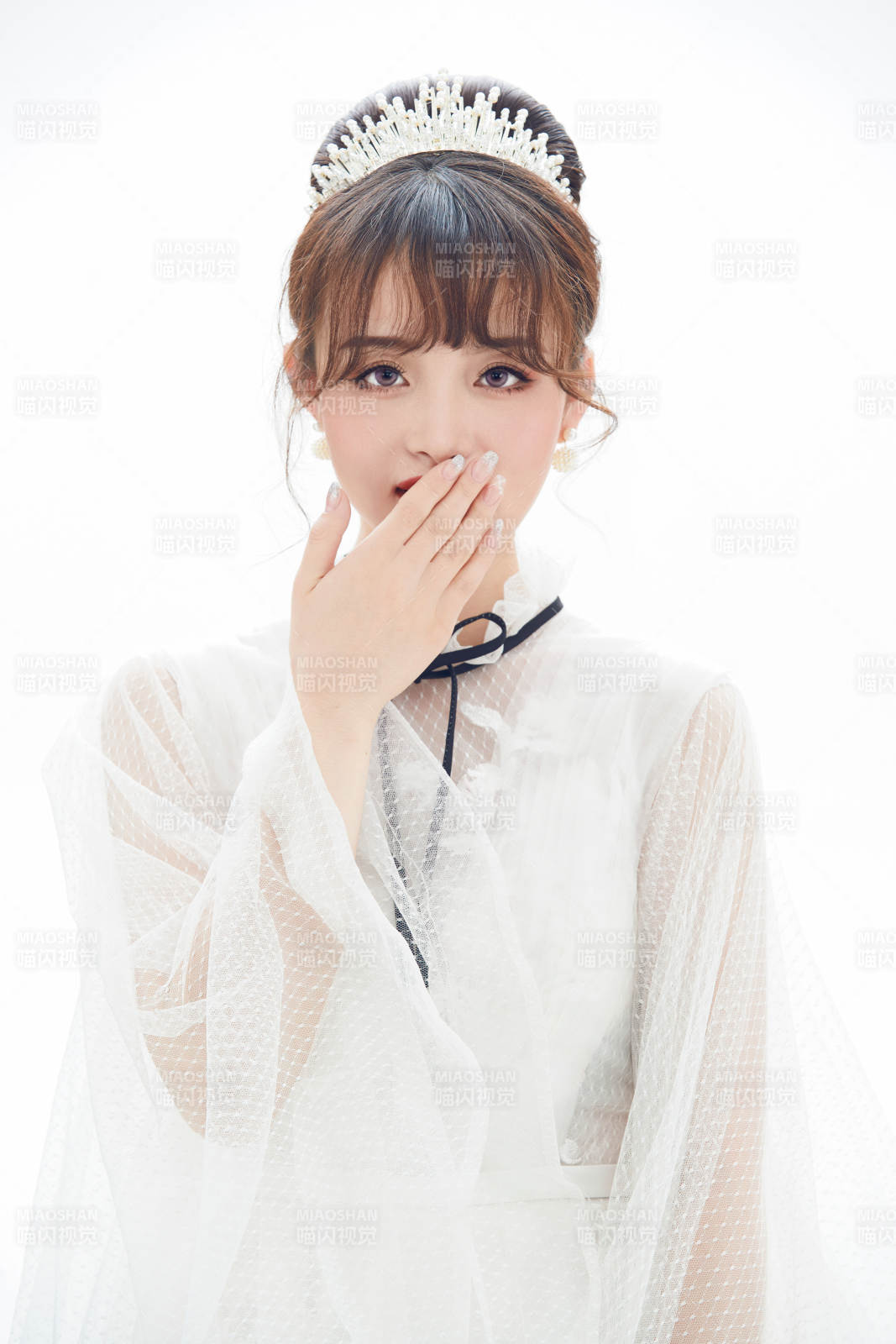 仿妆奥黛丽赫本风格妆容服饰的亚洲少女图片