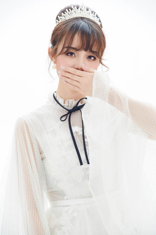 仿妆奥黛丽赫本风格妆容服饰的亚洲少女图片