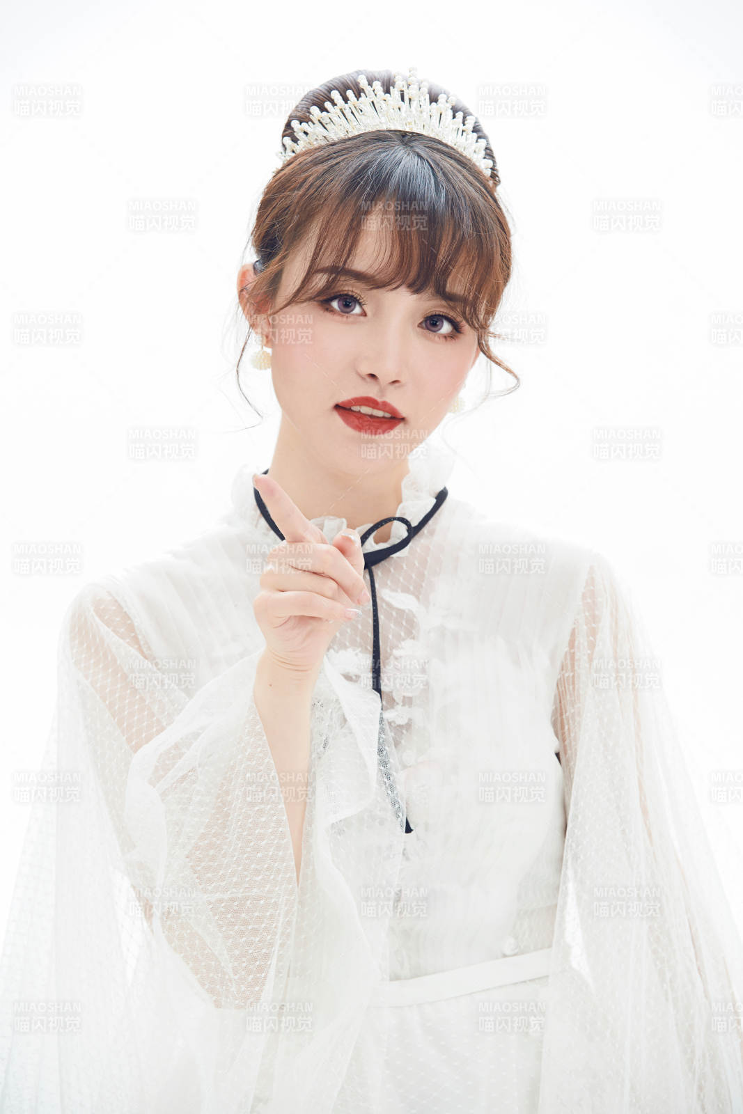 仿妆奥黛丽赫本风格妆容服饰的亚洲少女图片