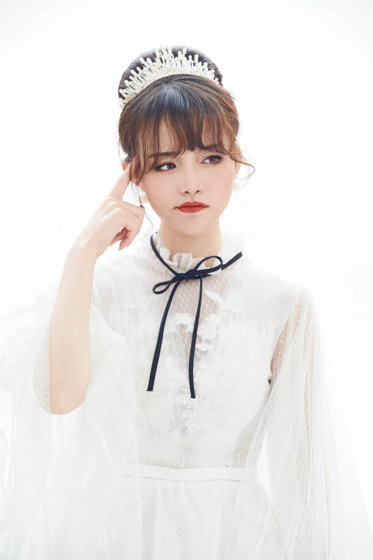 仿妆奥黛丽赫本风格妆容服饰的亚洲少女图片