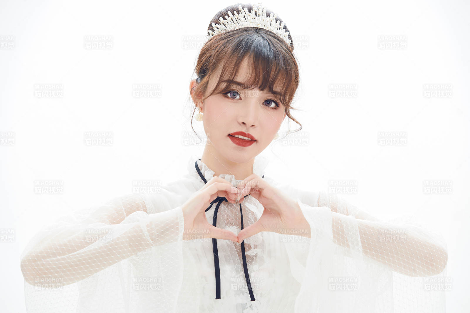 仿妆奥黛丽赫本风格妆容服饰的亚洲少女图片