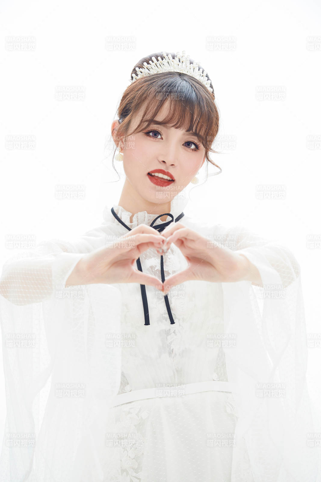 仿妆奥黛丽赫本风格妆容服饰的亚洲少女图片