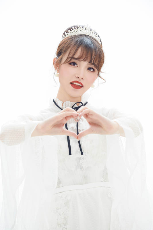 仿妆奥黛丽赫本风格妆容服饰的亚洲少女图片