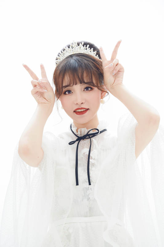 仿妆奥黛丽赫本风格妆容服饰的亚洲少女图片