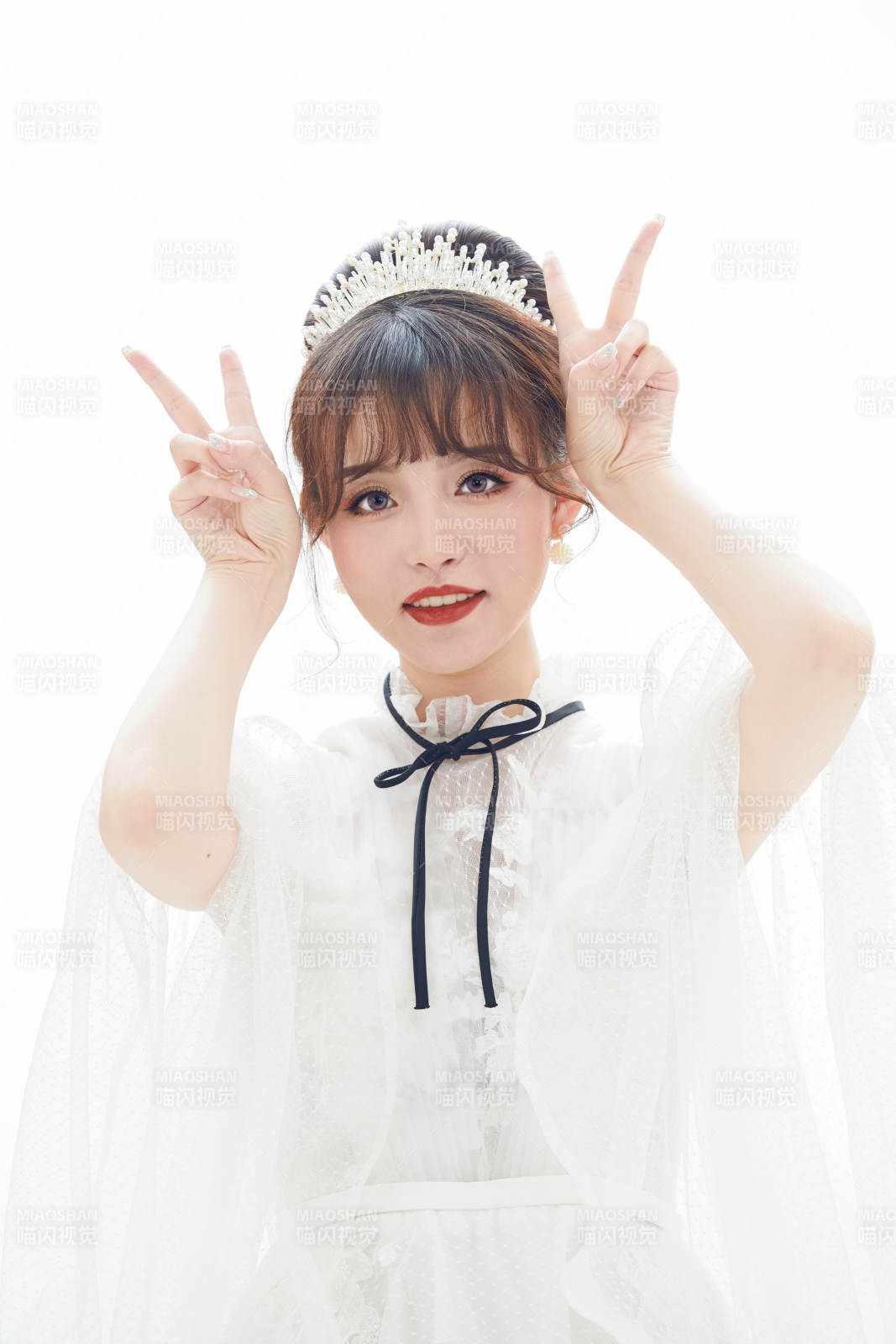 仿妆奥黛丽赫本风格妆容服饰的亚洲少女图片