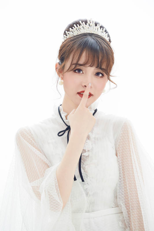 仿妆奥黛丽赫本风格妆容服饰的亚洲少女图片